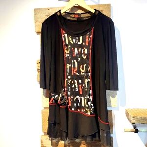 🇨🇦 Canadian Brand Vin Rouge Black and Red Graphic Tunic Top